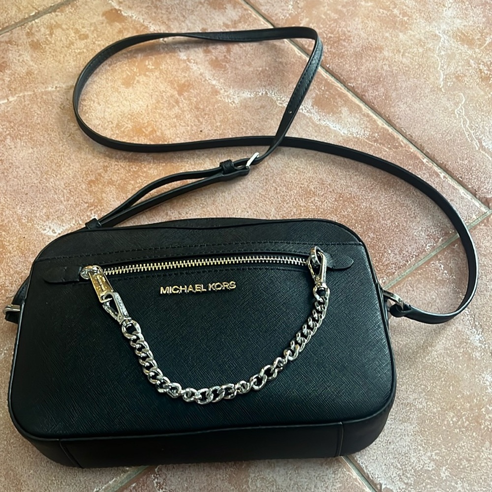 Michael kors gorgeous like new blk bag with chain and many pockets